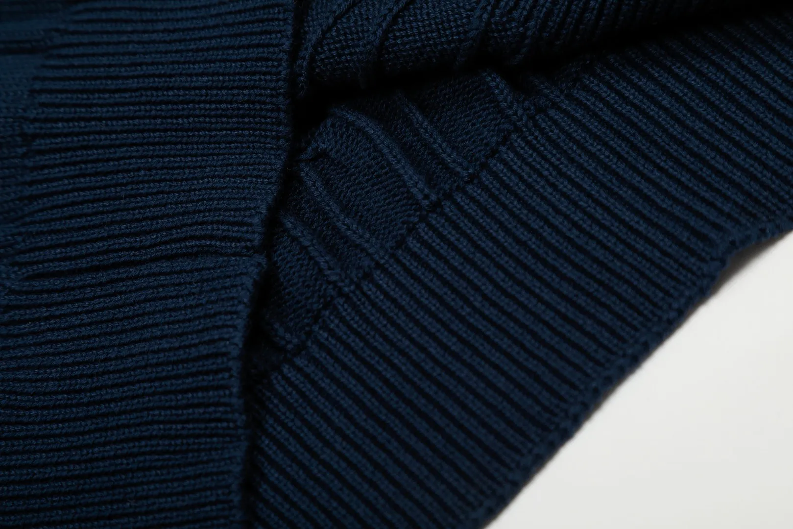 P250 Top quality" Style number: DS862# (not off the shelves all year round) [Ralph Lauren autumn and winter solid color pony embroidery logo knitted POLO lapel sweater] ✅Ralph Lauren Ralph Lauren classic basic lapel POLO same style knitted autumn and winter sweater for men and women ✅Main supplier platform live broadcast Wholesale entity Replenish when out of stock Not off the shelf ✅ZP quality 1:1 version Scan the code to enter the GF website Counter quality ✅Details and quality The only one in Guangzhou Imported high-quality cotton yarn, focusing on high-end, cost-effective, good quality needless to say ✅The version is restored to the original order, the maximum size can be worn up to 190 pounds, loose, comfortable and stress-free ✅The upper body is simple and easy to match, a must-have for men ootd, good-looking clothes are never picky, a must-have recommendation for couples' wardrobes Size: S-XL Color: Black White Gray Khaki Navy Blue White Label Navy Blue Red Label